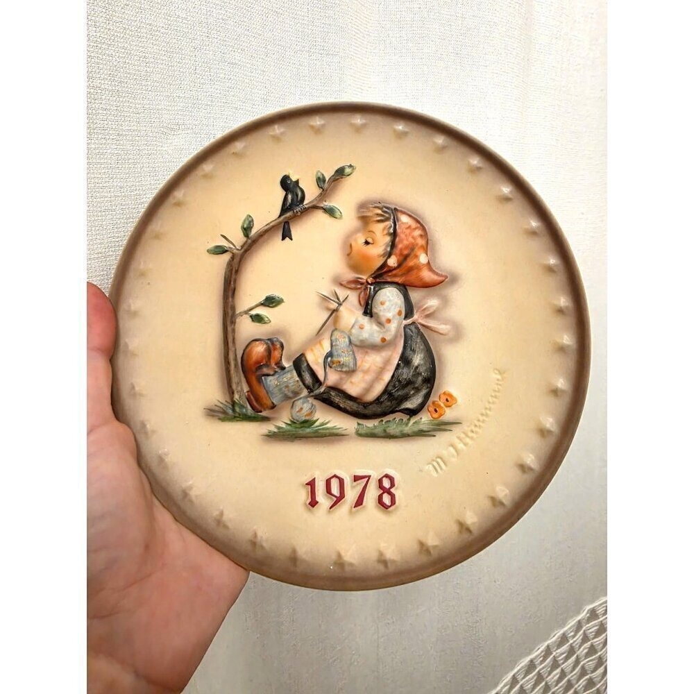 GOEBEL MJ HUMMEL 1978 ANNUAL COLLECTORS PLATE- HAPPY PAST TIME